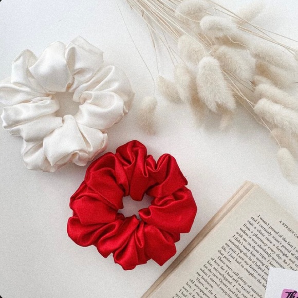 Set of 3 for (($17))Homemade Scrunchies. Or each for $6⭐️⭐️⭐️⭐️⭐️🤝🥰 - Picture 1 of 2